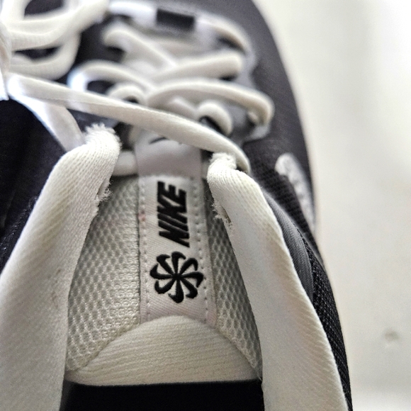 Nike running shoes. Black and White, Size 9.5 - Picture 6 of 7
